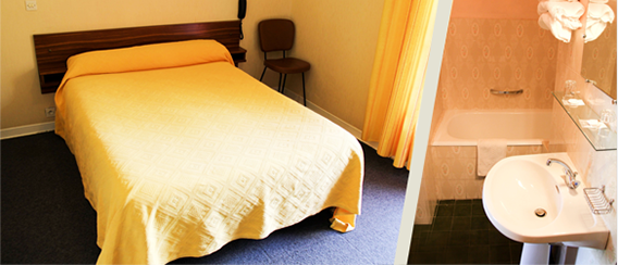 Picture of the bed and bathroom of the double room of the hotel sampiero corso in corte