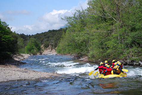 Photos de personnes dans les rapides de la riviere